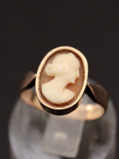 14 carat gold ring with cameo