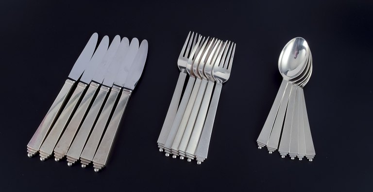 Georg Jensen Pyramid.
Complete six-person dinner service in sterling silver.