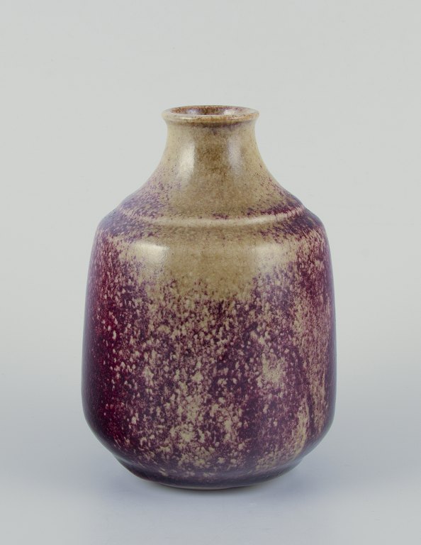 Henning Nilsson for Höganäs, Sweden.
Unique vase of stoneware. Hand-turned, hand-glazed.