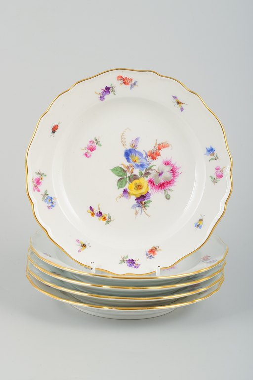 Meissen, a set of five porcelain plates.
Hand-painted with various floral motifs.