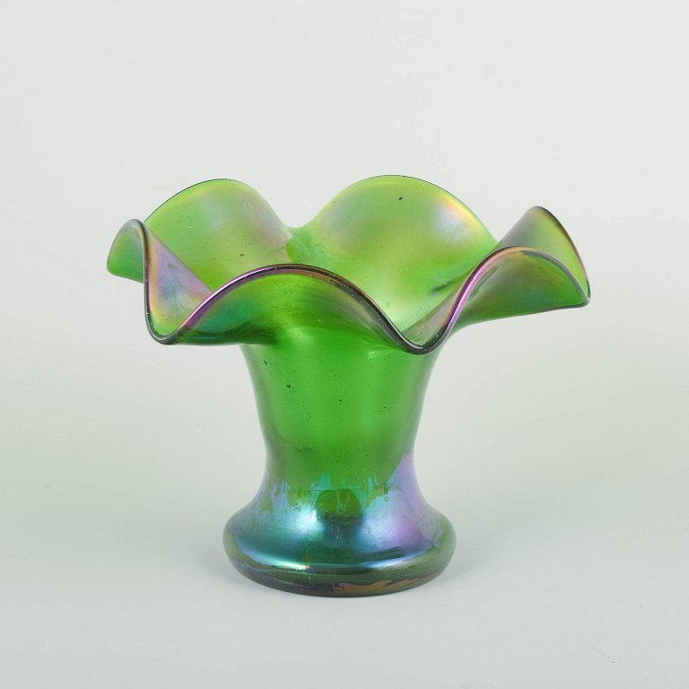 Bøhmen, attribueret til Loetz. Vase. Ca. 1900.
Mundblæst grøn glasvase med iriseret overflade i violet og blå toner.