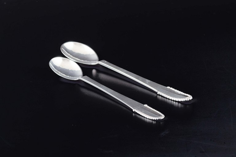 Georg Jensen
2 spoons in the “beaded” pattern.
Sterling silver.