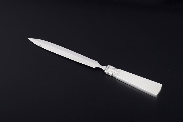 Georg Jensen
Letter opener.
Sterling silver handle and stainless steel blade.