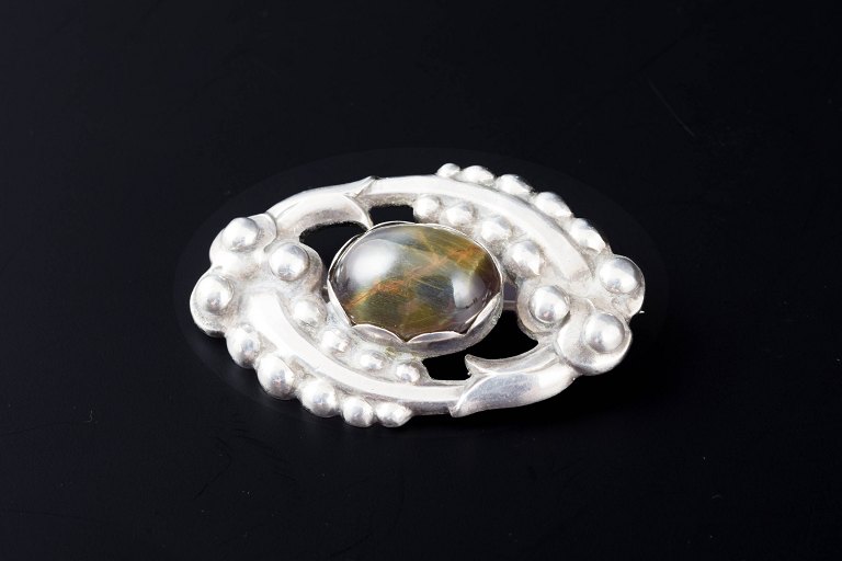 Kaj Bojesen, Randers
Oval silver brooch set with a cabochon-cut cat’s eye (chrysoberyl).