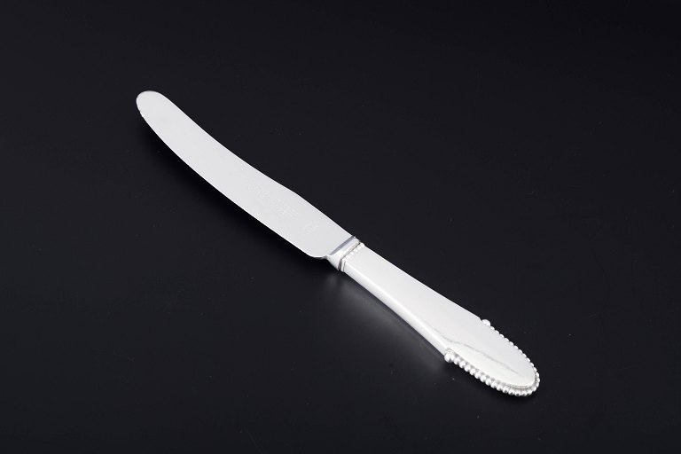 Georg Jensen
Fruit knife in the “beaded” pattern.
Sterling silver handle and stainless steel blade.