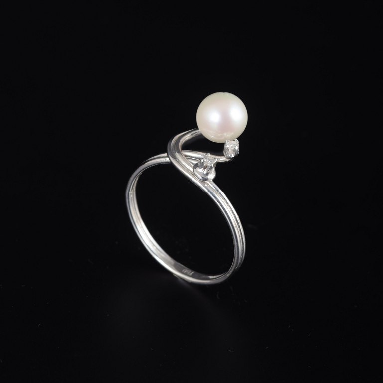 Scandinavian ring with pearl and diamonds, 18k white gold.