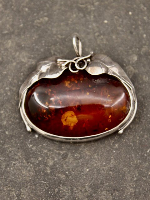 Amber pendant/brooch
