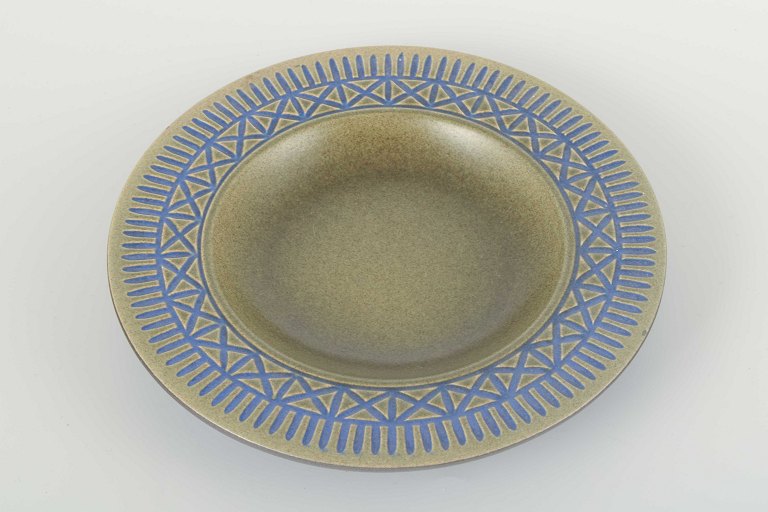Mari Simmulson for Upsala-Ekeby
Art pottery bowl, model 7000, 1960s.