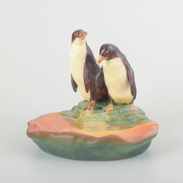 Ipsens Enke
Art pottery bowl with penguins, model 228.