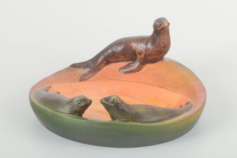 Ipsens Enke
Art pottery bowl with seals, model 143.