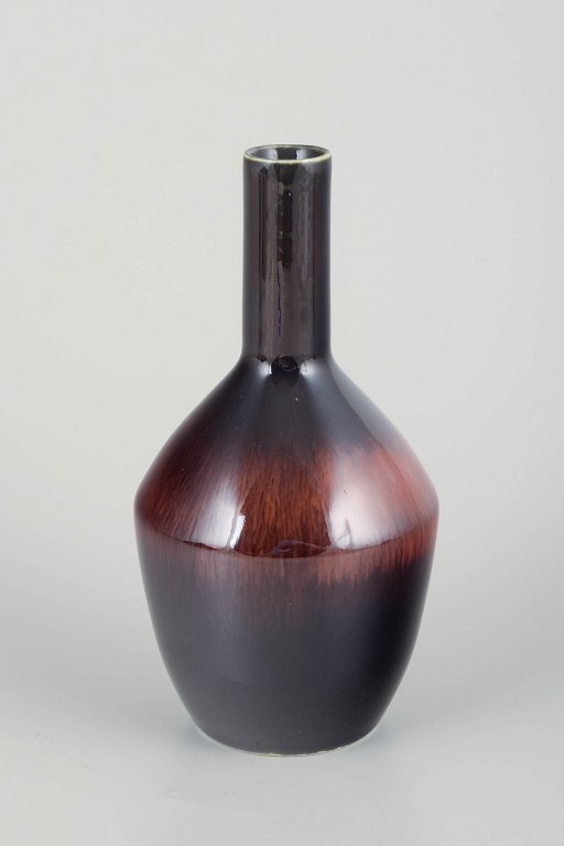 Carl-Harry Stålhane for Rörstrand
Elegant vase, mid-20th century.