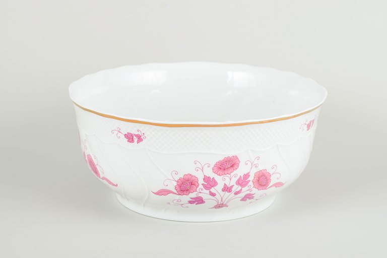 Holloháza, Hungary
Large serving bowl, mid-20th century.