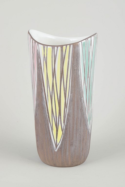 Upsala Ekeby, Mari Simmulson
Vase, model 4415, 1950/60s.