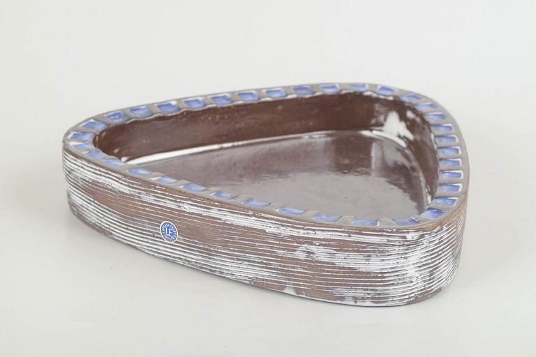 Mari Simmulson for Upsala Ekeby.Triangular dish, model 4155, 1960s.