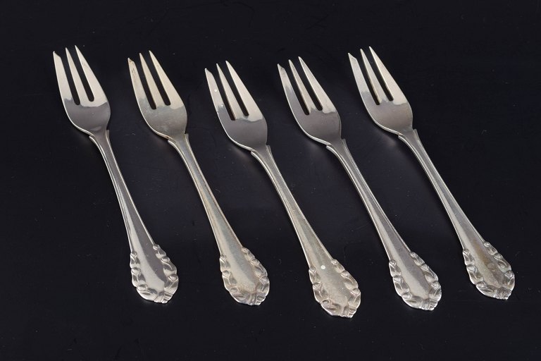 Georg Jensen
5 pastry forks, “Lily of the Valley”, 1933–44.
