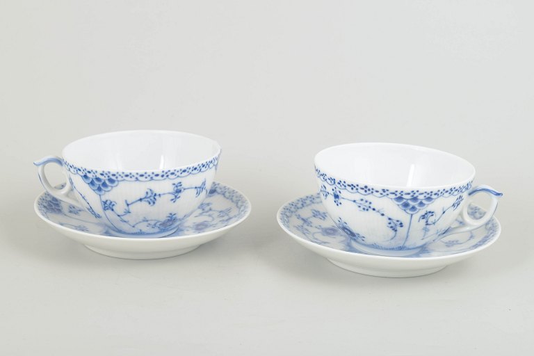 Royal CopenhagenSet of 2 tea cups and saucers, model 1/656.