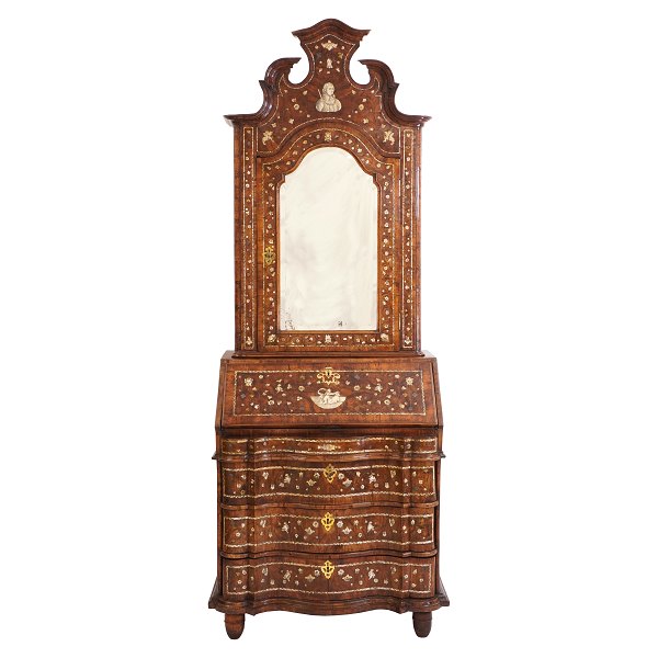 Mid 18th century Italian walnut Baroque Veneto bureau-cabinet circa 1740-50. H: 235cm. W: 88cm. D: 78cm