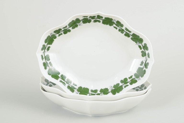 Meissen, set of three small serving dishes from the green vine leaf series.