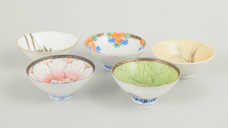 Set of 5 small Chinese porcelain bowls, hand decorated.