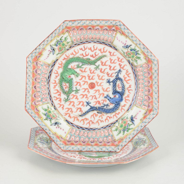 Chinese porcelain maker, set of 2 octagonal plates.