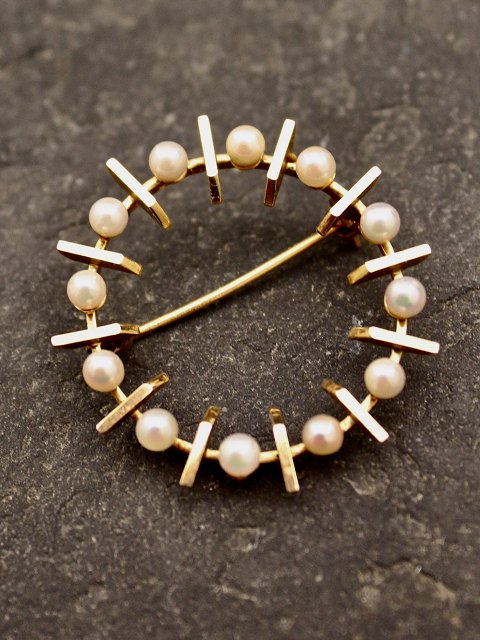 14 carat gold brooch with genuine  pearls