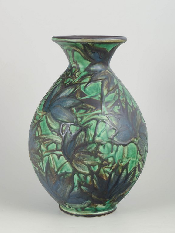 Kähler, vase with cowhorn glaze.
