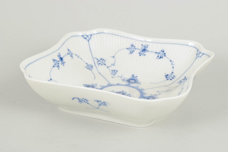 Royal Copenhagen, musselmalet riflet firkantet fad.