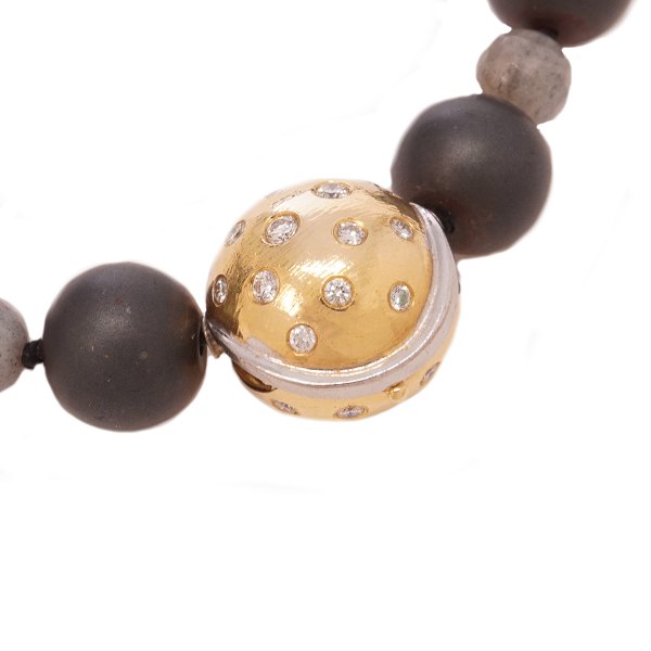 Lynggaard Copenhagen 14kt clasp with 34 diamonds. D: 14mm