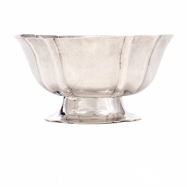Danish oval Baroque silver bowl by Johan Jørgen Schowert, Copenhagen, 1738-55, dated 1741. H: 8,9cm. L: 16,9cm. W: 277gr