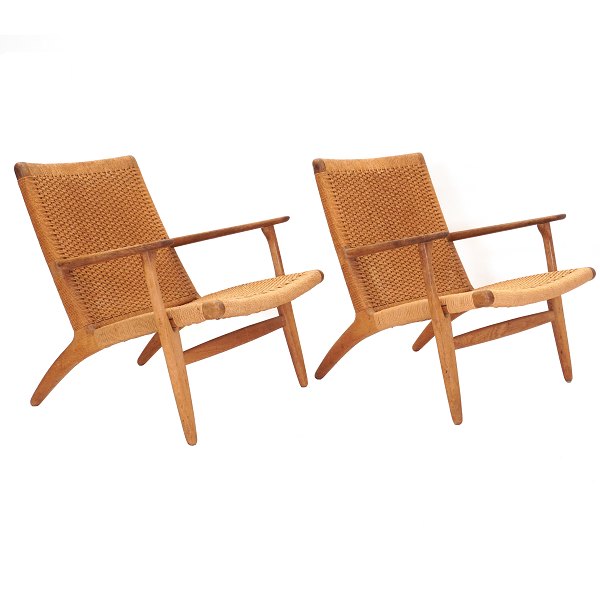 Pair of original and very nice patinated Hans J. Wegner CH25 lounge chairs, oak. Manufactured by Carl Hansen & Son