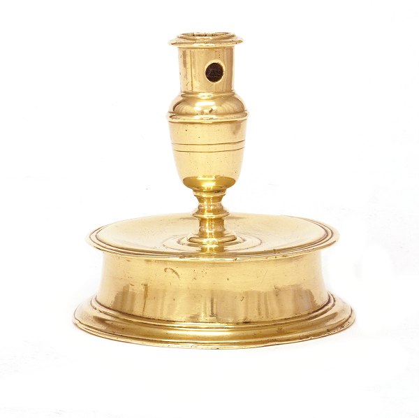 Early 17th-century Dutch brass candlestick. H: 13.3cm. Base D: 13.5cm