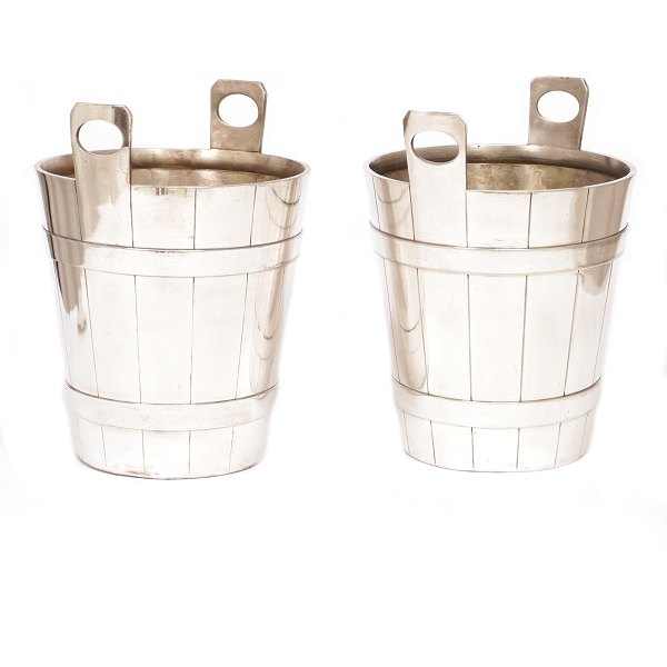 A pair of Art Deco champagne coolers in silver-plated metal.Fratelli Calderon, Italy, c. 1920–30.H: 28cm. D: 20.5cm