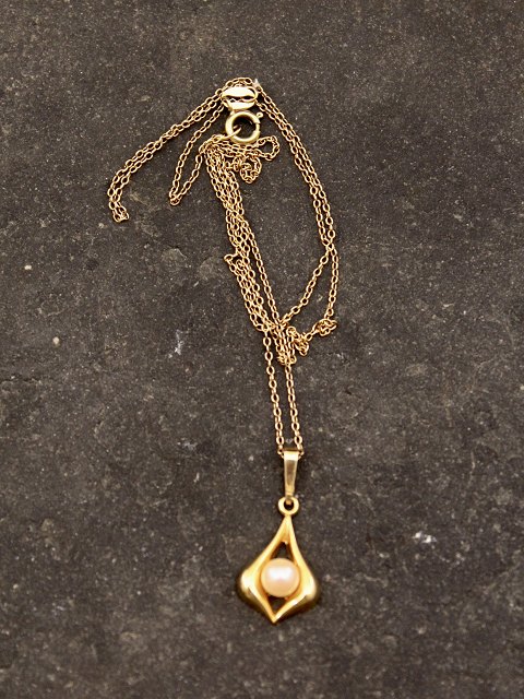 14 carat gold pendant with pearl  and 14 carat chain