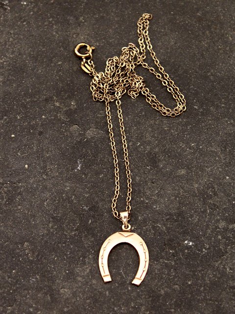 8 carat gold horseshoe pendant