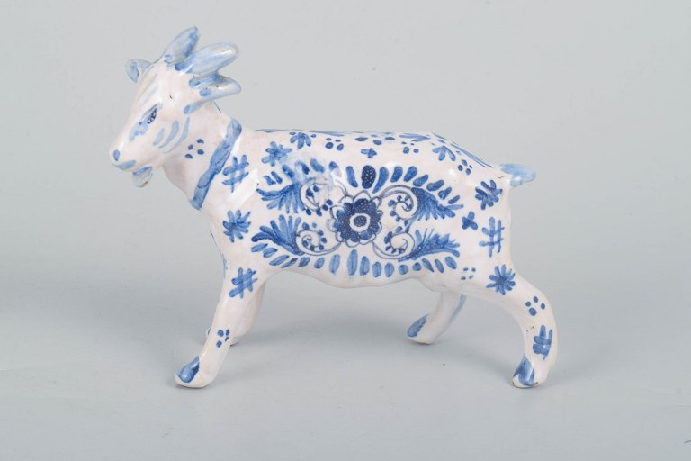 Delft, cow figurine.