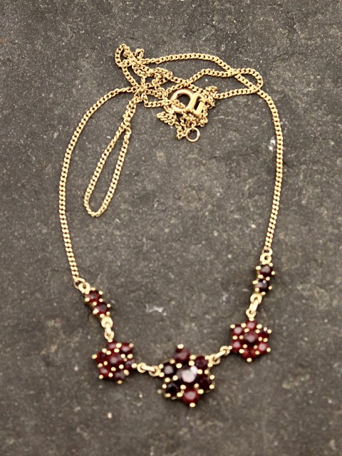 8 carat gold necklace with garnets