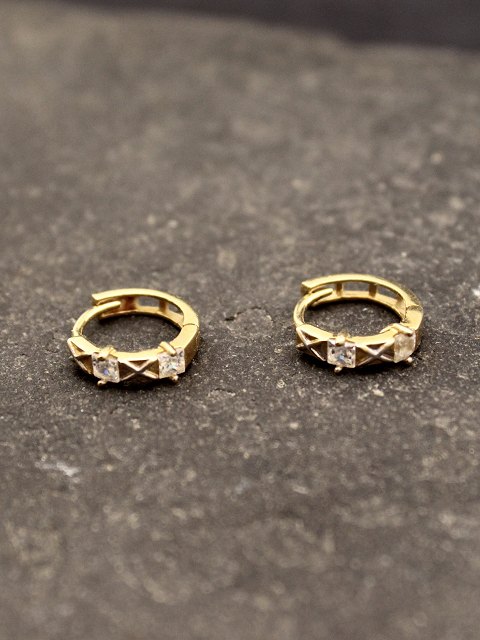 14 carat gold ear clip with clear stones