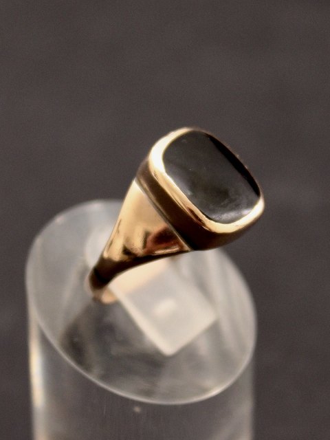 8 carat gold ring with onyx